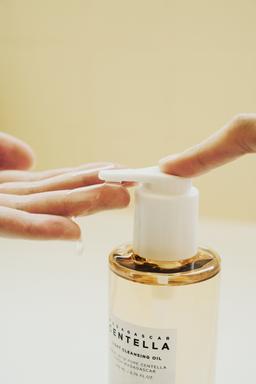 SKIN1004 Madagascar Centella Light Cleansing Oil 200ml view 3