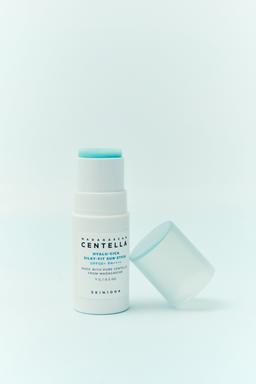 SKIN1004 Madagascar Centella Hyalu-Cica Silky-Fit Sun Stick 7g view 3
